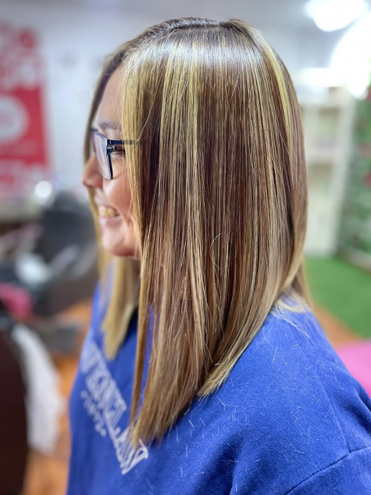 Tinte con mechas rubias en media melena castaña, trabajo de color de Reinasoft Salón en Lima