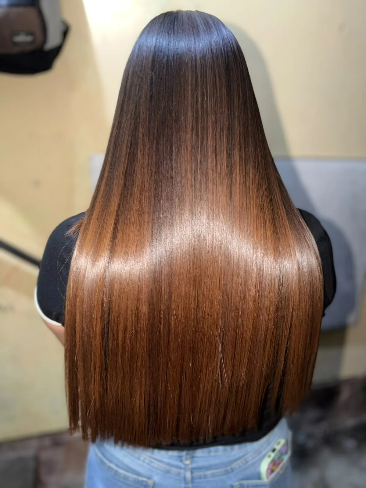 Alisado KeratinPlex en cabello largo teñido cobrizo, resultado real en Lima