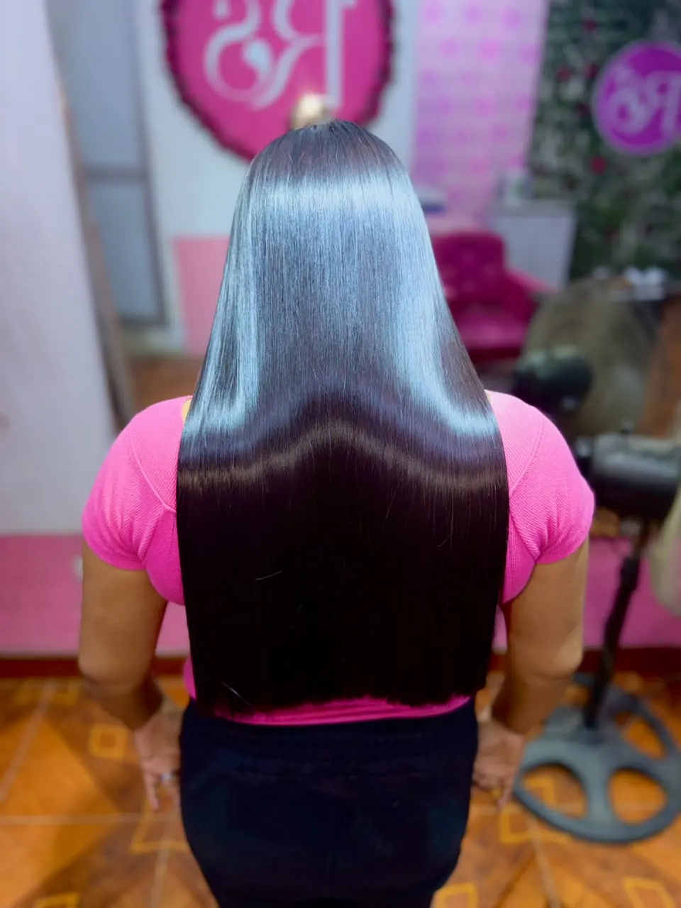 Alisado Nanoplex en cabello negro largo con brillo espejo, resultado real en Comas, Lima