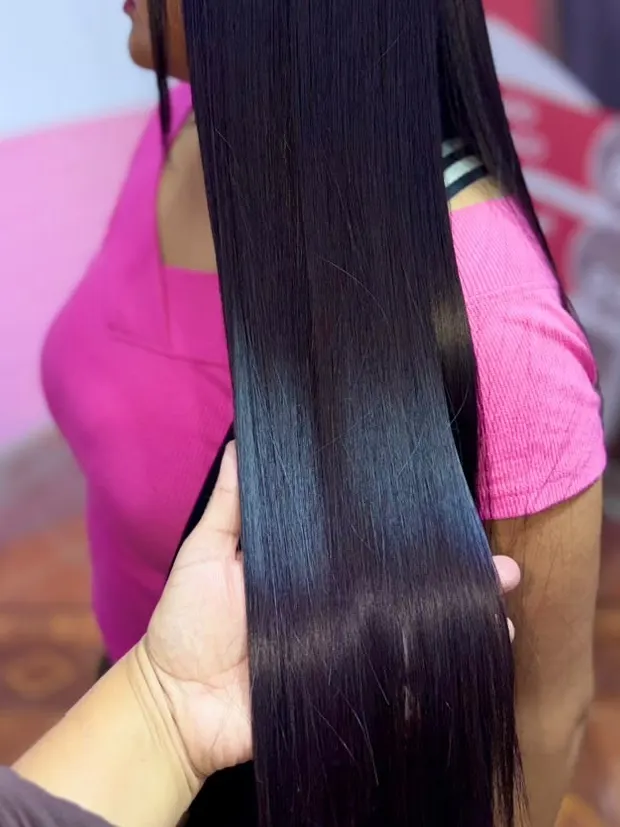 Imagen referencial: evaluación del cabello antes de un balayage o tinte