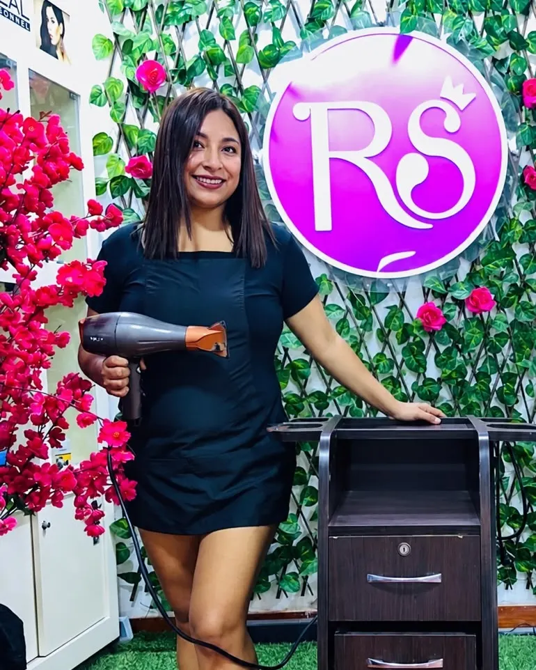 Reina, especialista en alisados y colorimetría de Reinasoft Salón, en su salón de Comas, Lima